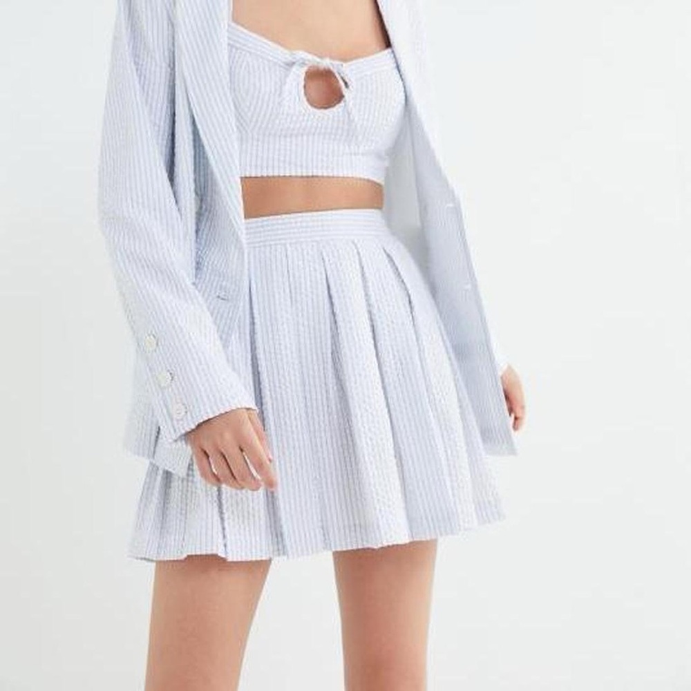 URBAN OUTFITTERS BLUE AND WHITE PLEATED SKIRT